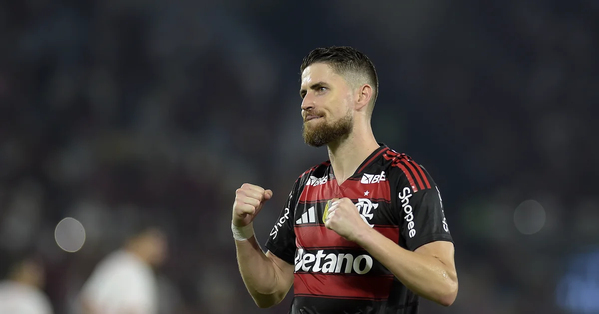 Jogador de meio-campo lesionado sendo atendido no gramado, equipe médica e torcida preocupada, clima tenso pré-Libertadores.