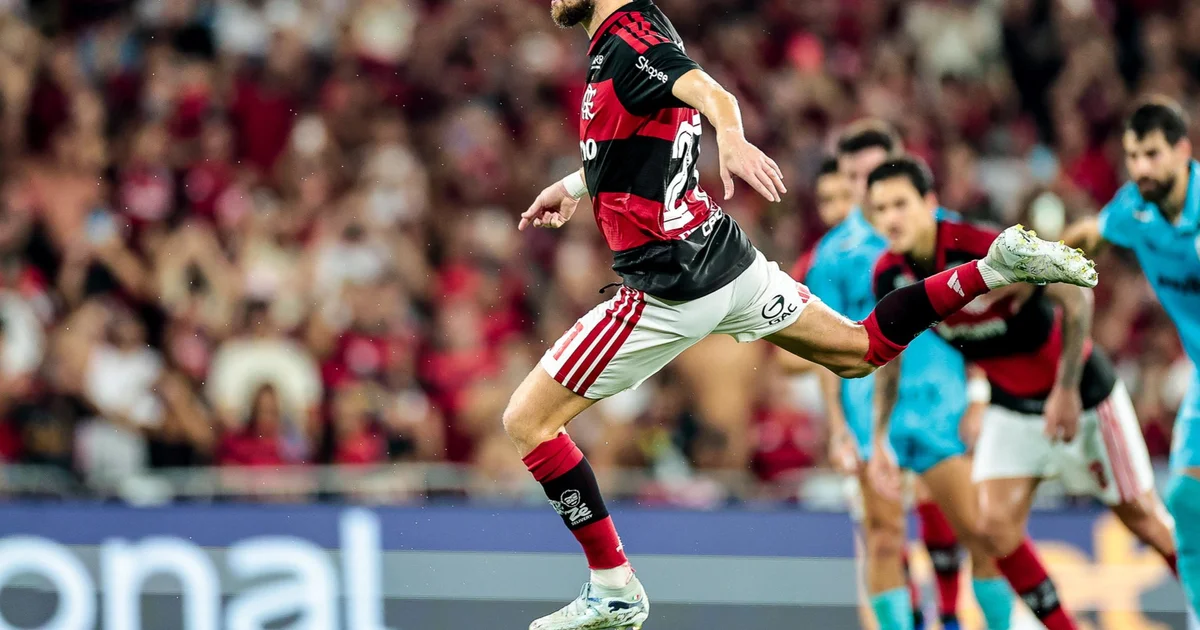 Ilustração de futebol: volante cobrando pênalti no Campeonato Brasileiro, salto antes da batida, estádio lotado, atmosfera tensa.