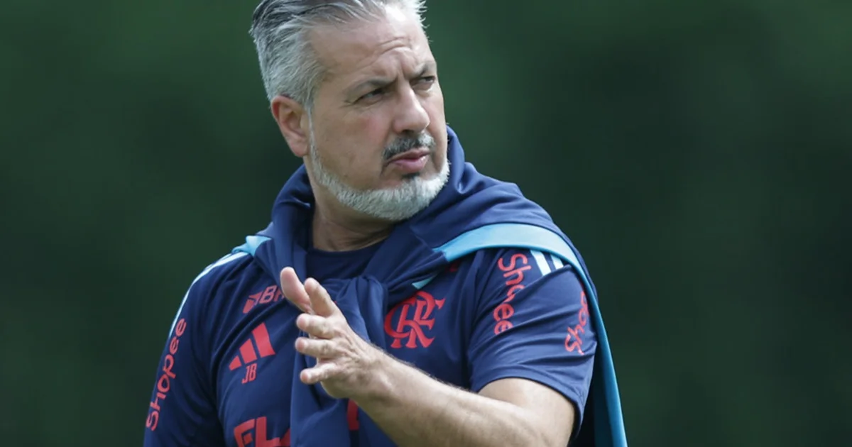 Dirigente de futebol isolado no túnel do estádio, manchetes de imprensa portuguesa ao fundo, clima tenso e controverso.