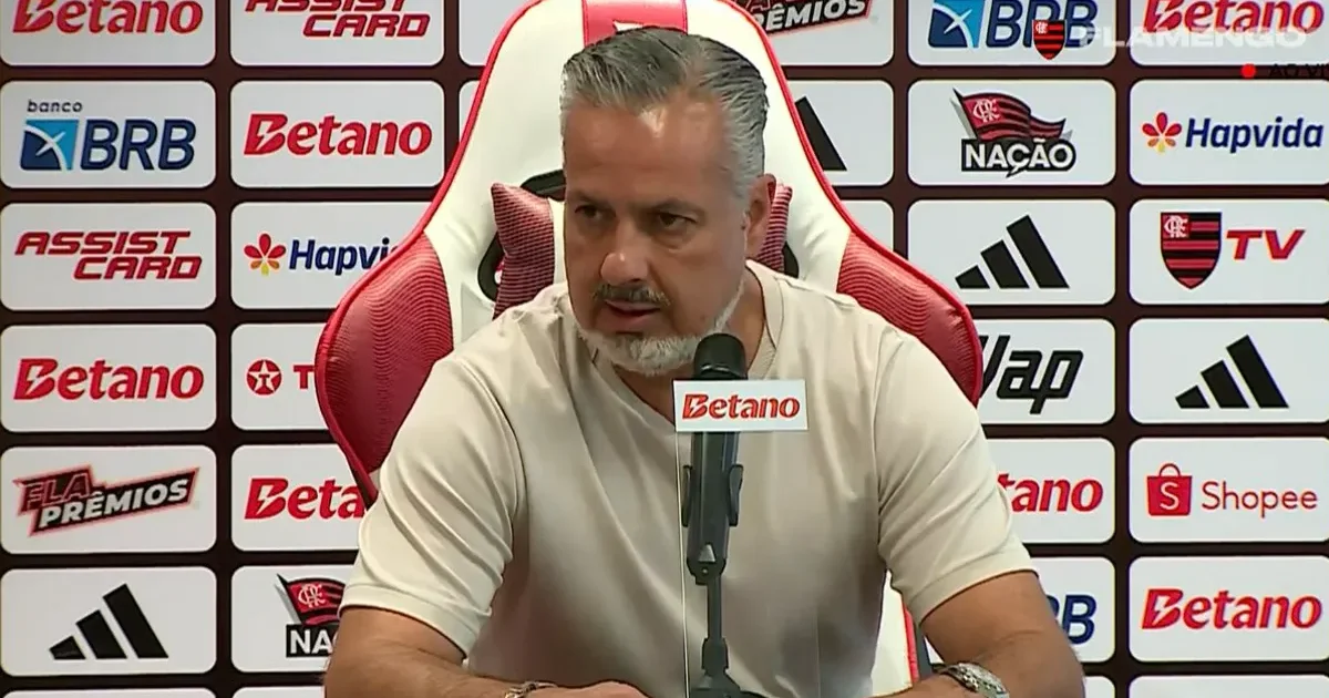 Ilustração editorial: dirigente respaldado pela presidência, torcida em protesto com faixas vermelhas e clima tenso no estádio.