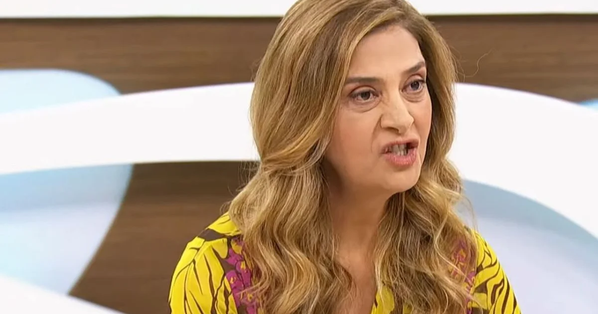 Leila Pereira: ilustração editorial de presidente de clube em destaque num estádio, imprensa e torcida em clima tenso de debate sobre futebol.