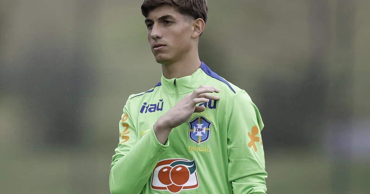 Ilustração editorial de jovem goleiro em treino na Seleção Brasileira, defesa aérea no gol, estádio ao fundo, luz natural e clima intenso.