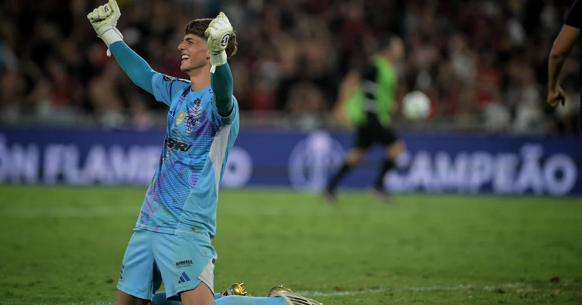 Goleiro jovem mergulha para defender em treino noturno no estádio, simbolizando convocação à seleção brasileira