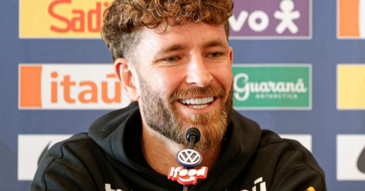 Zagueiro brasileiro marca atacante veloz em duelo tenso num estádio iluminado; atmosfera de Seleção x Flamengo.