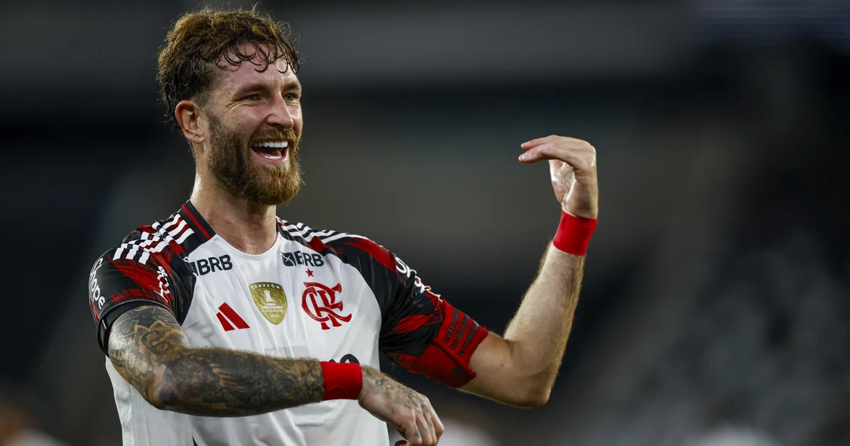 Zagueiro Léo Pereira em campo ao pôr do sol, recebendo convocação para a seleção brasileira, torcida vibrante com bandeiras amarelo-verde.