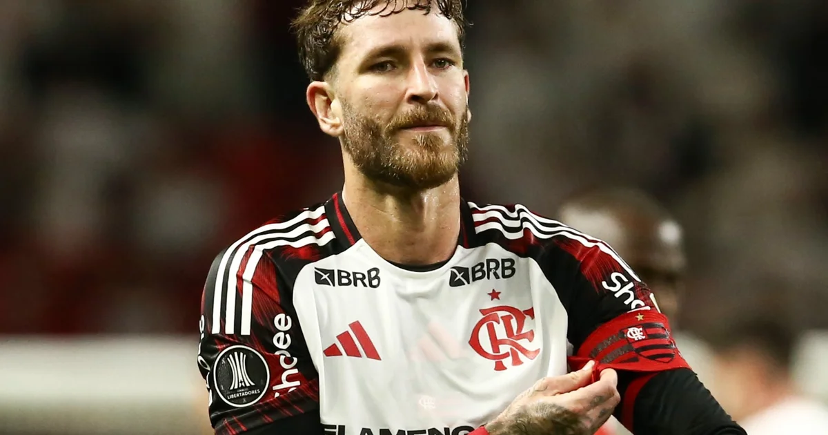 Zagueiro de costas no estádio ao pôr do sol, placar com "CONVOCAÇÃO", torcida em verde e amarelo comemorando convocação à seleção brasileira.