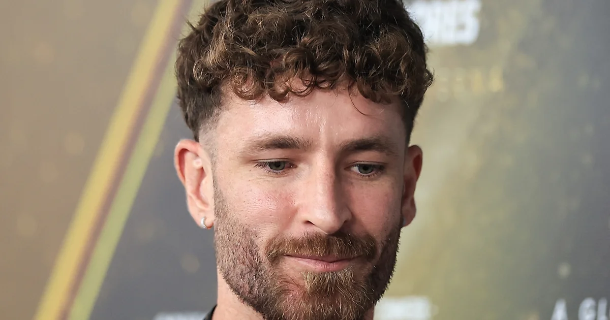 Ilustração editorial: zagueiro da Seleção em amarelo no estádio de Boston, atmosfera emocionada antes da estreia