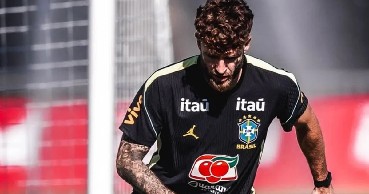 Ilustração editorial: zagueiro Léo Pereira em treino da Seleção, dupla defensiva marcando cruzamentos laterais em estádio, atmosfera tensa e competitiva.