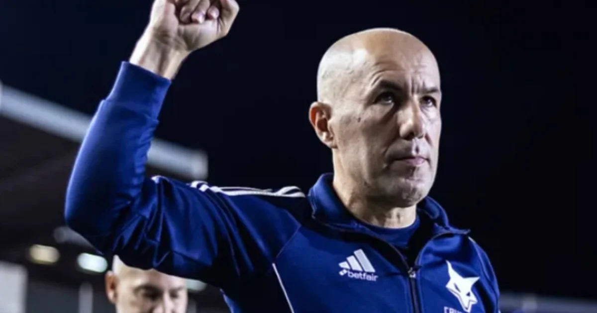 Ilustração editorial: apresentação de novo técnico após treino, imprensa e fotógrafos no centro de treinamento, tons vermelhos e pretos.