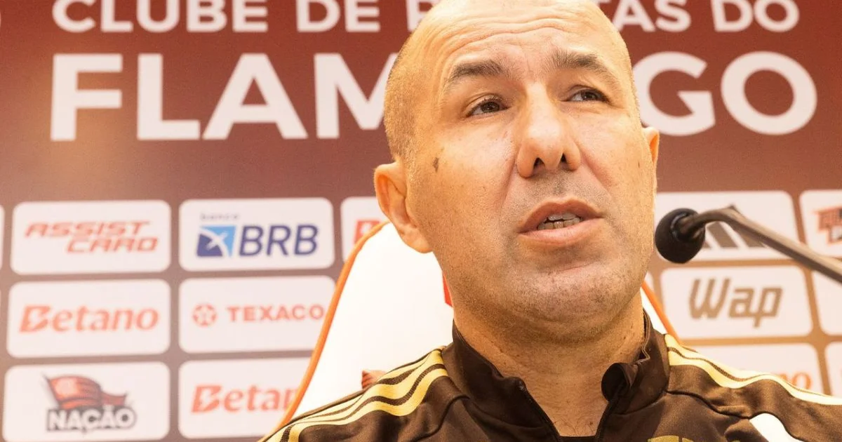 Ilustração editorial: técnico visto de costas no centro de treinamento do Rio, jogadores em treino e clima de expectativa para final.