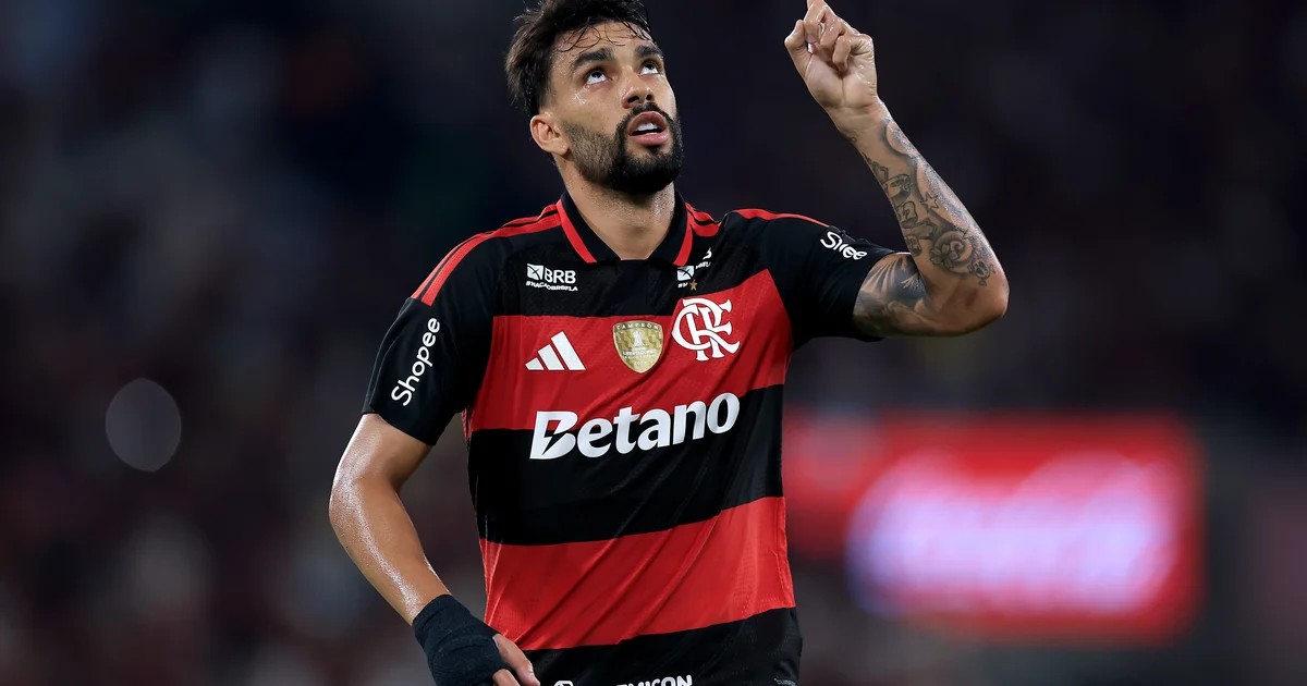 Ilustração editorial de meia marcando gol decisivo em estádio lotado, com atmosfera tática e vitória em destaque.