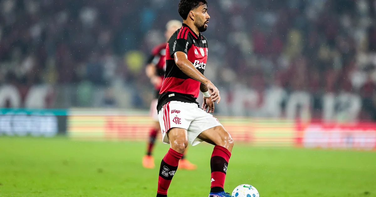 Lucas Paquetá em destaque em estádio lotado, criando jogadas na vitória do Flamengo; luz dourada e torcida em vermelho e preto.