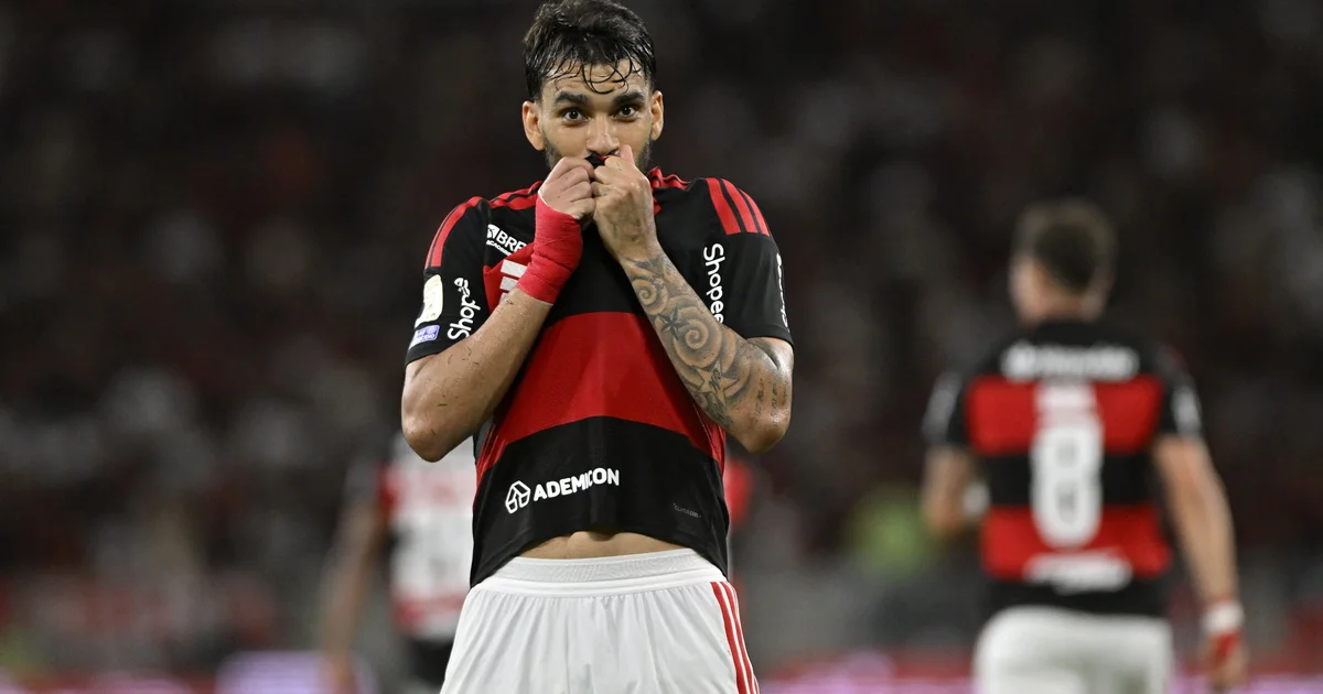 Ilustração: jogador do Flamengo (sem logos) segurando a coxa esquerda no campo, estádio ao fundo; destaque para edema na coxa.