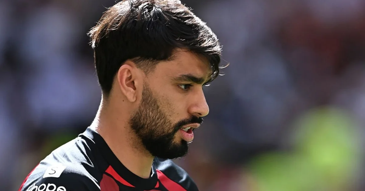 Ilustração editorial: meia do Flamengo (Paquetá) em ação na final da Recopa, estádio lotado e atmosfera tensa.