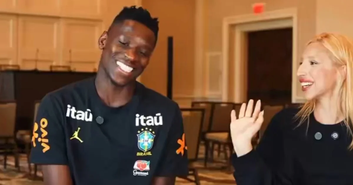 Atacante em silhueta no gramado, torcida rubro-negra do Flamengo ao fundo com bandeiras vermelhas e pretas, clima de expectativa