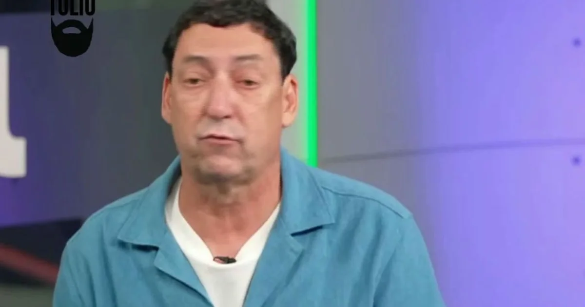 Maracanã dividido: gramado natural x sintético, técnicos e jornalista analisando o campo em ilustração editorial