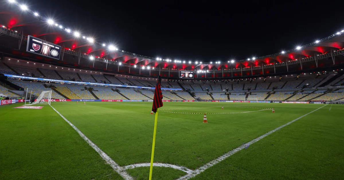 Maracanã com gramado moderno: sensores subterrâneos e climatizadores (Turf Fans) antes da final do Campeonato Carioca