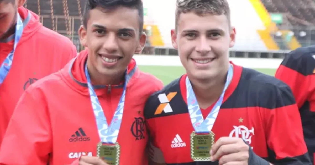 Ilustração editorial: meia recém-contratado pelo Central-PE entrando em estádio à noite, torcida, bola, Série D