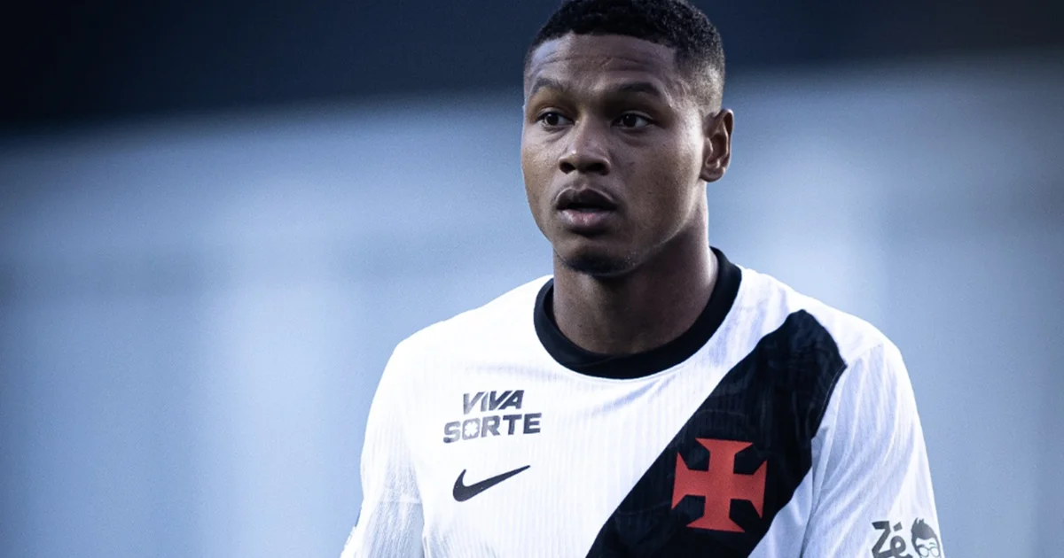 Silhueta de Matheus França saindo do túnel do estádio, avião ao fundo e referência ao retorno ao futebol inglês.