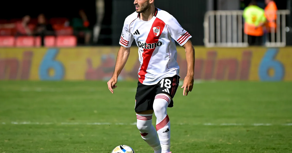 Ilustração editorial: lateral-esquerdo isolado sob vaias da torcida em estádio iluminado, clima tenso e pressão após jogo de copa.