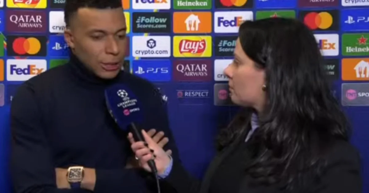 Jogadores unidos no gramado em protesto contra racismo; jogador consolado, faixas "Não ao Racismo", estádio e solidariedade