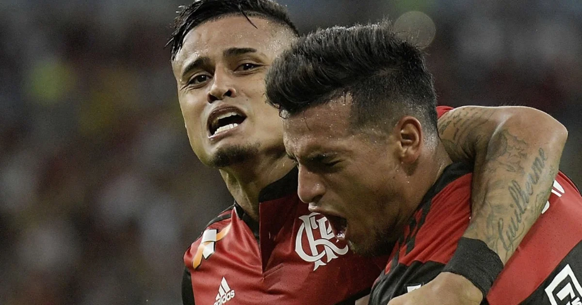 Ilustração editorial de lateral-esquerdo anônimo correndo no estádio ao entardecer, torcida vibrante — Miguel Trauco retorna ao Sports Boys, contrato 2026.