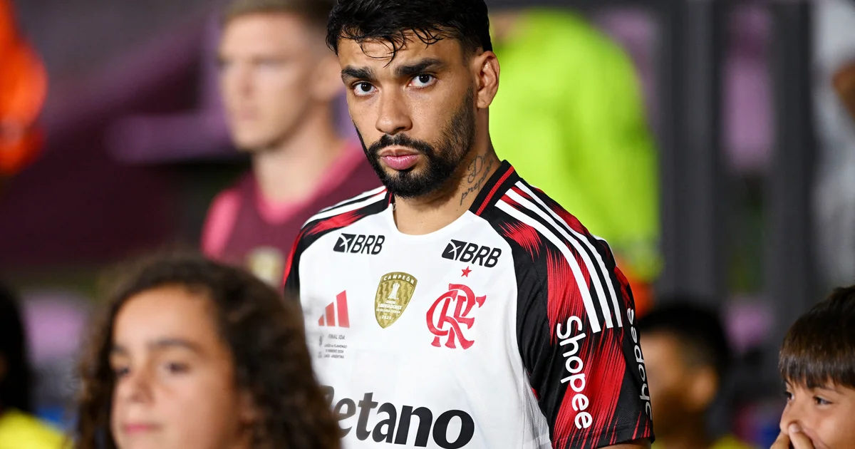 Ilustração editorial de meia recém-contratado no Flamengo em campo, entrosamento em teste, cores vermelho, preto e verde.