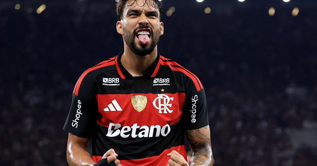 Paquetá comemora gol decisivo após entrar no segundo tempo; estádio lotado, torcida explodindo, placar 3x1.