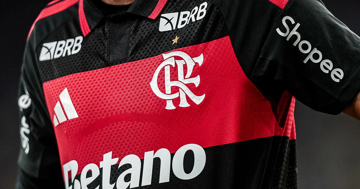 Ilustração editorial: estádio com camisa rubro-negra, jogadores silhueta, torcedores e painéis de patrocínio genéricos simbolizando aumento de arrecadação.