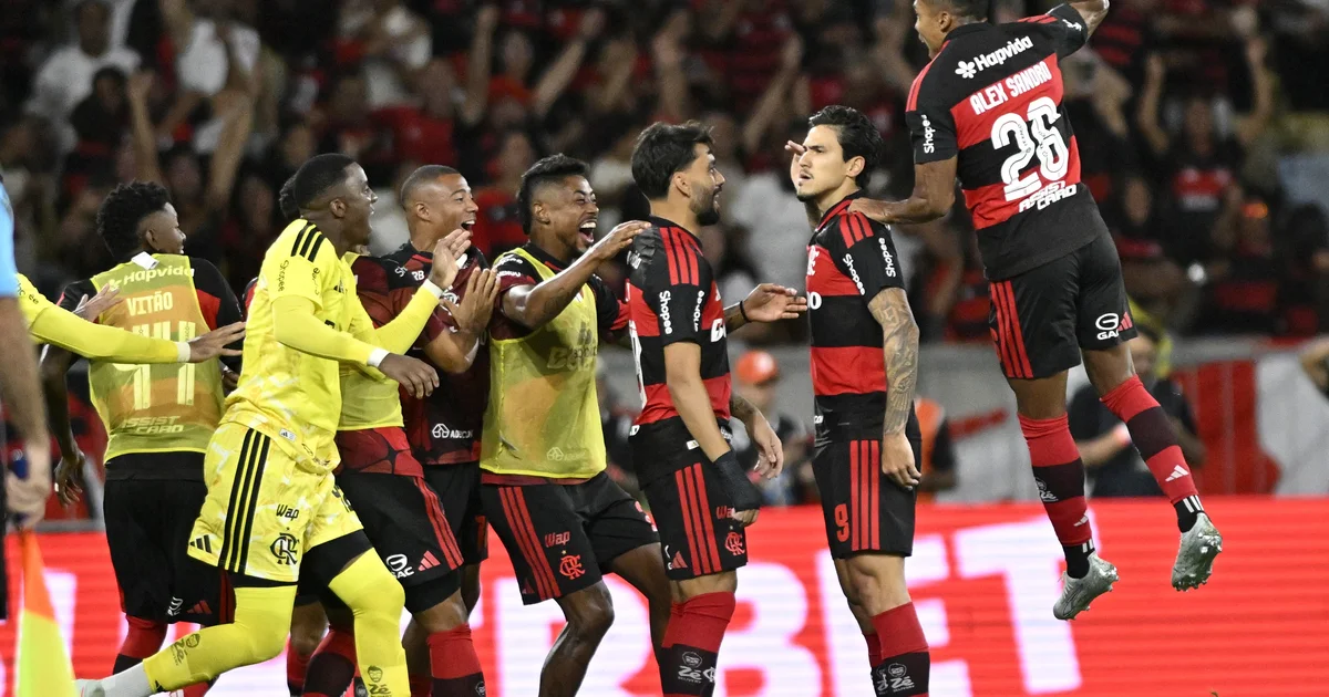 Atacante comemora gol decisivo no Maracanã; torcida do Flamengo vibra nas arquibancadas após clássico