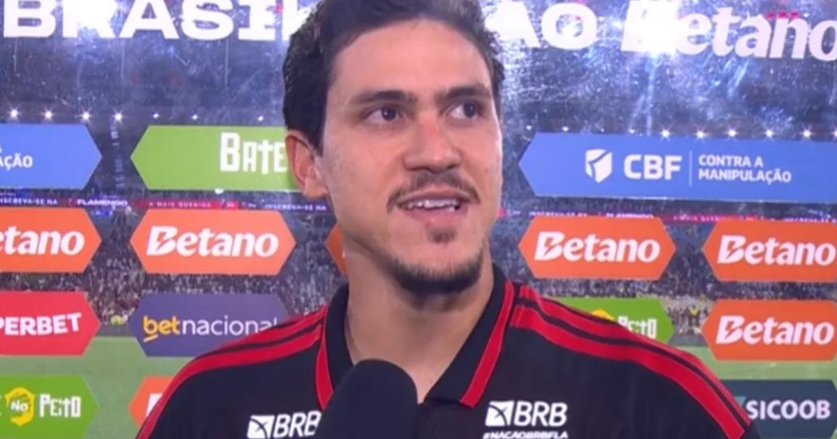 Atacante de camisa 9 em vermelho e preto comemora gol no Maracanã com torcida, placar 3-1 e confetes.