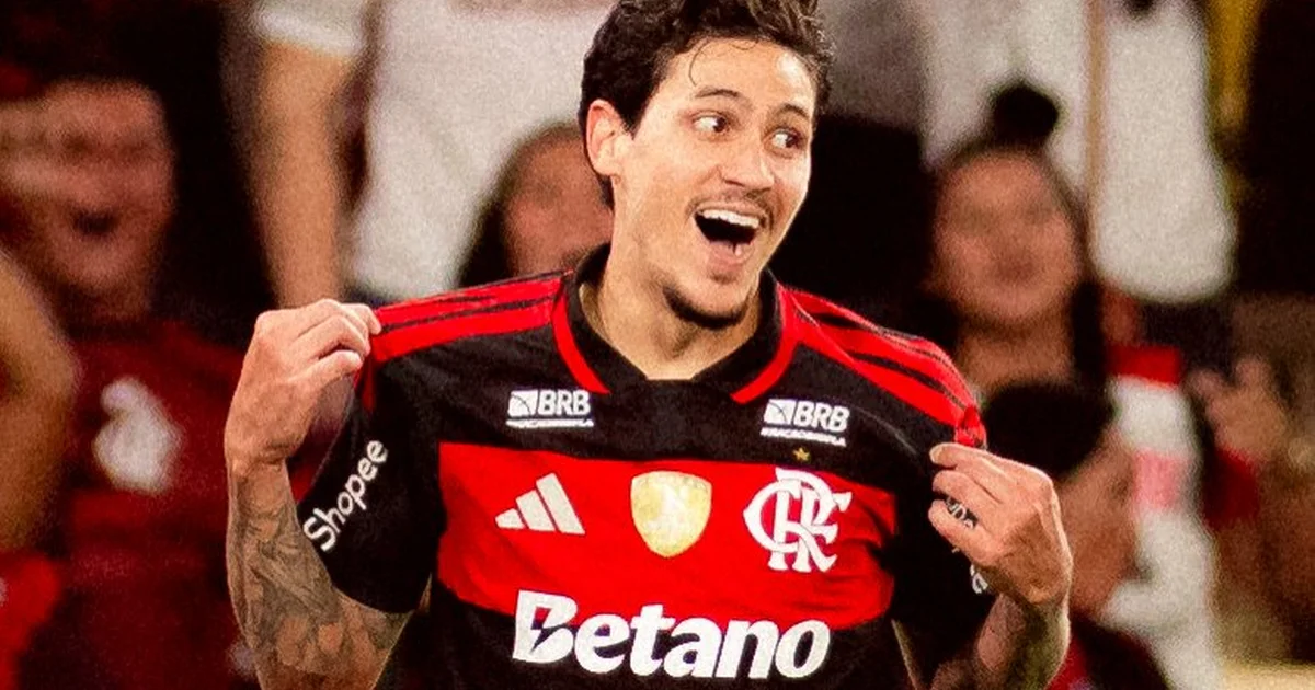 Atacante celebra dois gols no Maracanã lotado; cores rubro-negras, torcida em êxtase e clima de marca histórica