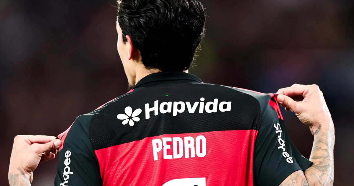 Ilustração editorial de atacante em evolução tática: pressão, construção de jogadas e apoio, estádio com cores rubro-negras.