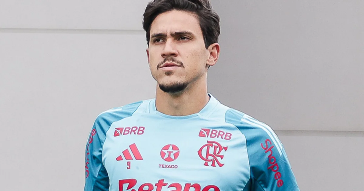 Ilustração editorial: camisa 9 no banco, contrato com cifras e placar ao fundo, impasse salarial e clima tenso no estádio.