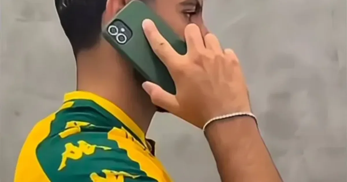 Ilustração editorial de jogador em camisa amarela e verde comemorando retorno ao Cuiabá, estádio lotado, missão pelo acesso