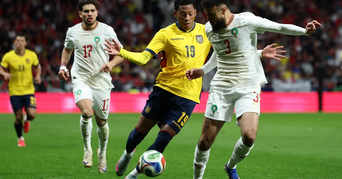 Silhueta de jogador do Flamengo cortado saindo do campo sob luzes do estádio; clima tenso e futuro incerto