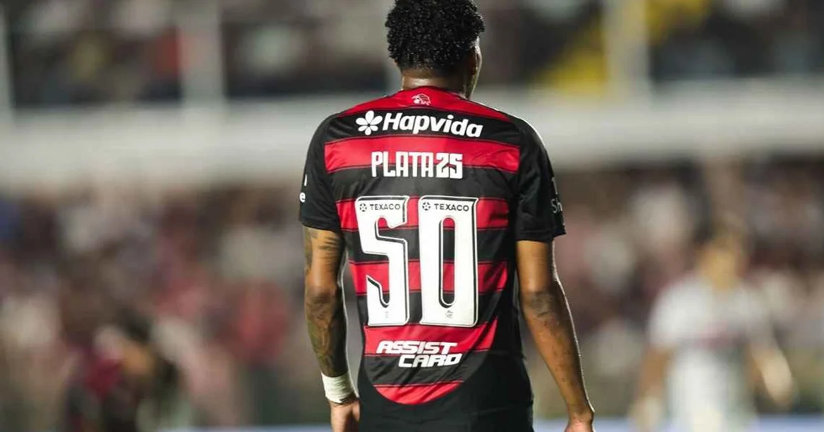 Jogador anônimo isolado no campo, cercado por celulares e balões de ódio nas redes sociais; torcida hostil ao fundo.