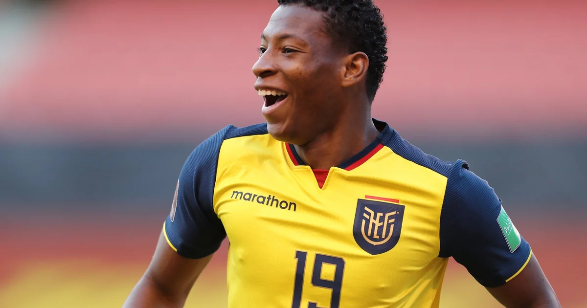 Atacante da Seleção equatoriana em estádio vibrante, contrastando com cena de crise no Flamengo.