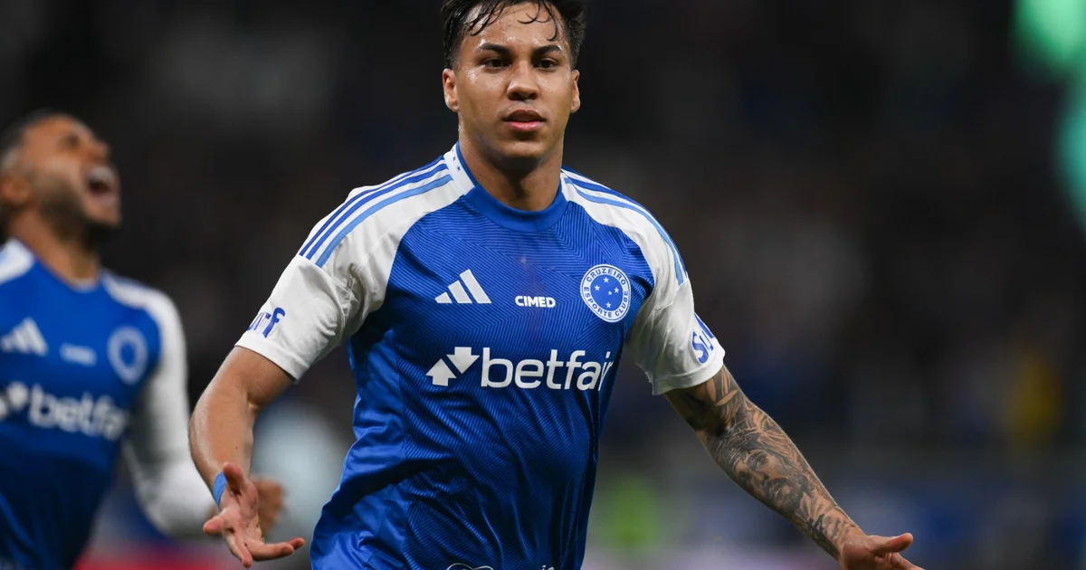 Estádio dividido vermelho e azul, jornalista confirma fim do boato de troca envolvendo Plata e Cruzeiro, cena investigativa e editorial