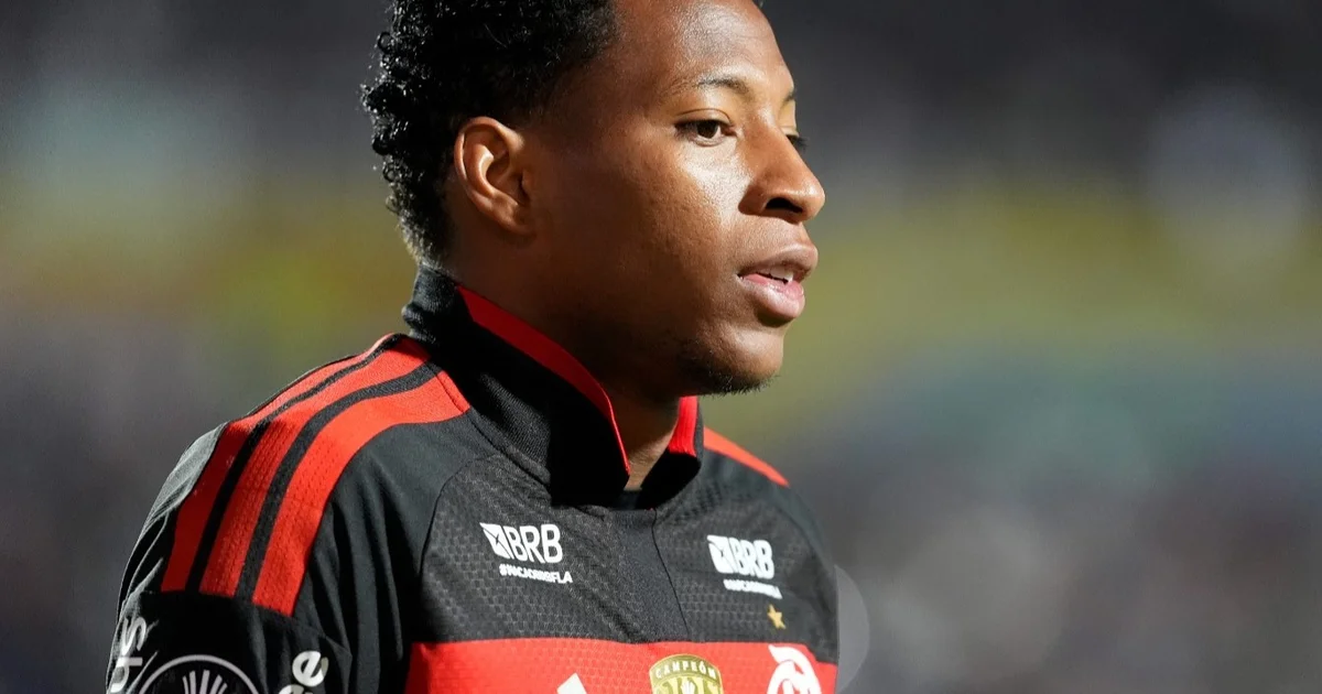 Ilustração editorial: atacante retorna ao time titular do Flamengo em ação no estádio iluminado, treinador ao fundo, placar 2 a 0