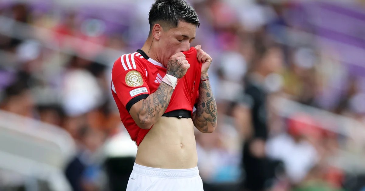 Ilustração editorial: atacante genérico fora do estádio e smartphone com postagem apagada, tensão sobre suspensão e crítica à Uefa.