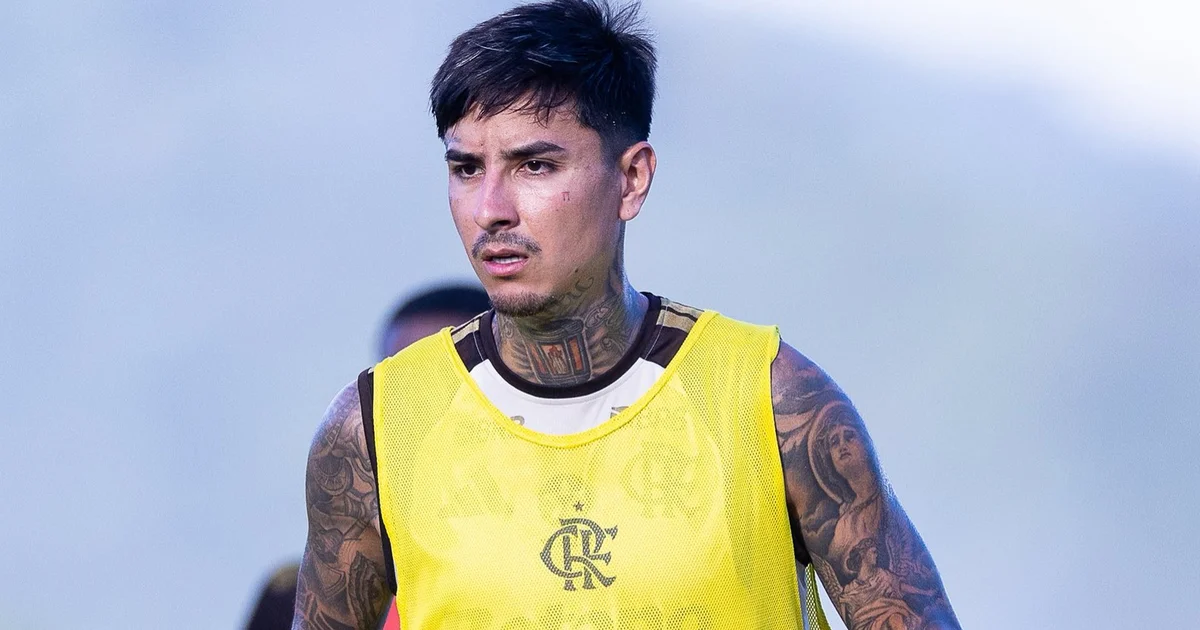 Ilustração editorial: volante suspenso por cartão vermelho no estádio, tensão, suspensão pelo STJD, três jogos restantes