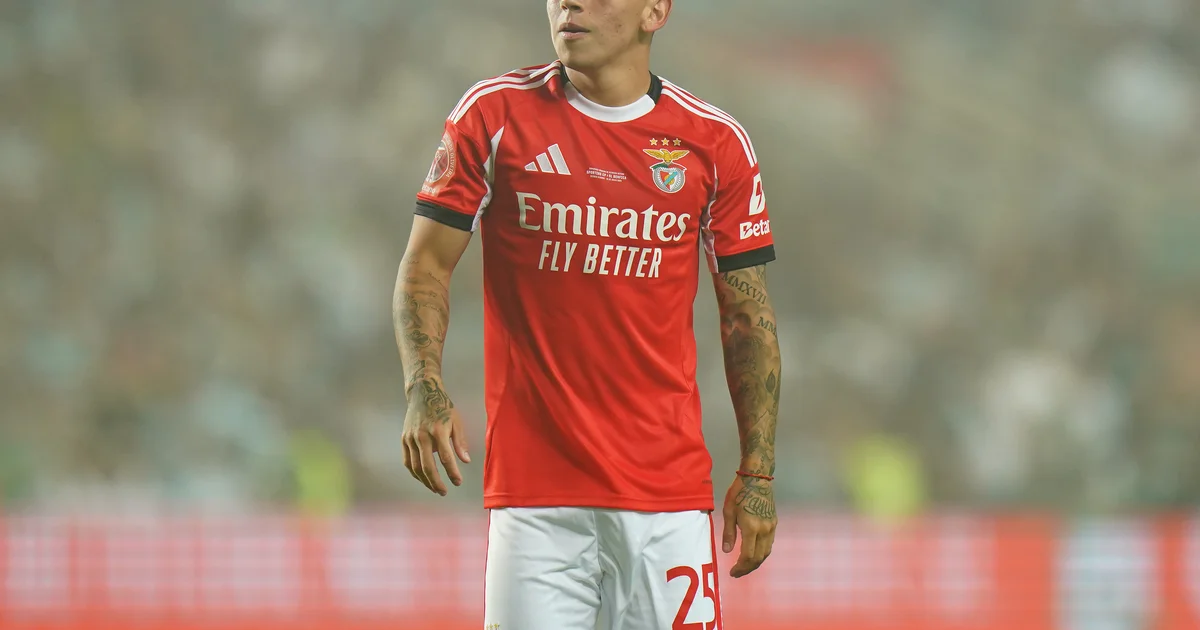 Ilustração editorial de estádio noturno: jogador isolado saindo do campo, faixas anti-racismo e oficial com pasta; tema racismo e suspensão pela UEFA.