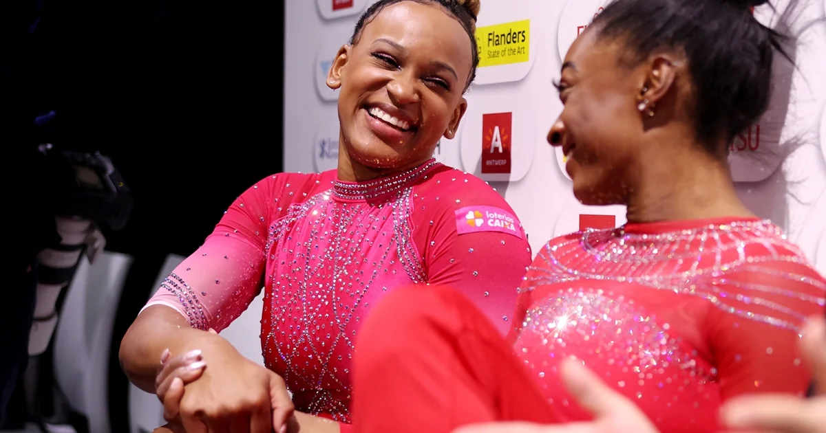 Ilustração editorial de estádio com ginasta anônima em pose de dignidade, jogadores de futebol ao fundo e fitas de luz simbolizando respeito e valores.