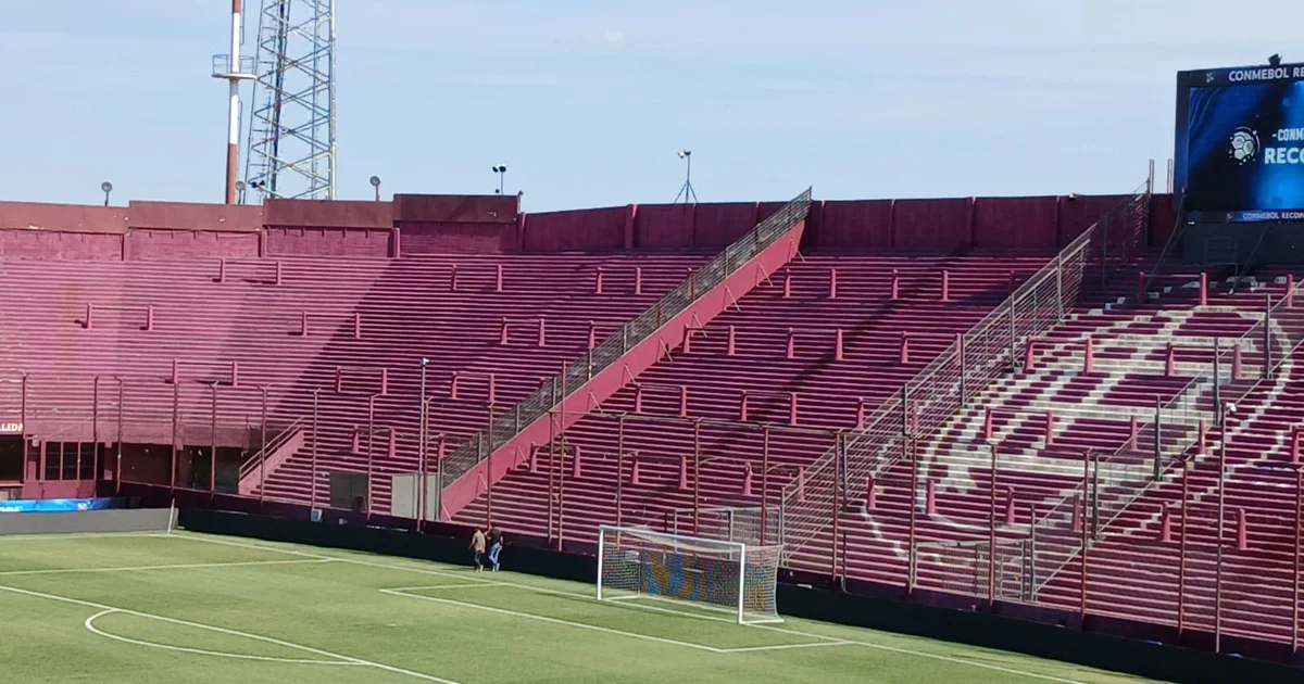 Ilustração editorial do Estádio La Fortaleza quase lotado na Recopa; torcida granata intensa, setor visitante esparso e contador '38.000+'.