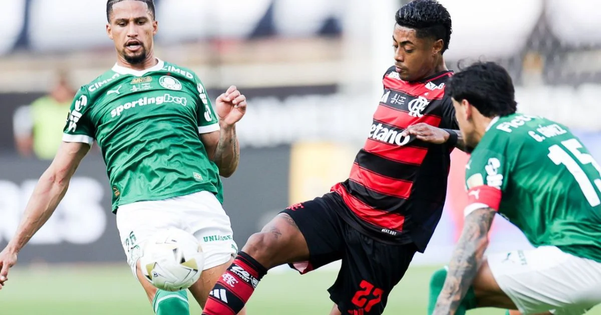 Ilustração: estádio em tons vermelho e preto, jogador em silhueta, papéis fiscais e moedas simbolizando impacto tributário no Flamengo