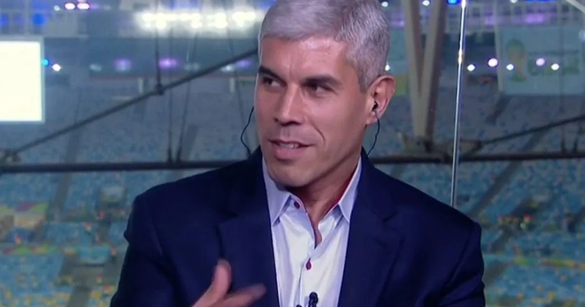 Ilustração editorial: comentarista anônimo diz 'infelizmente', torcida rubro‑negra reage no estádio; polêmica e viés contra o Flamengo.