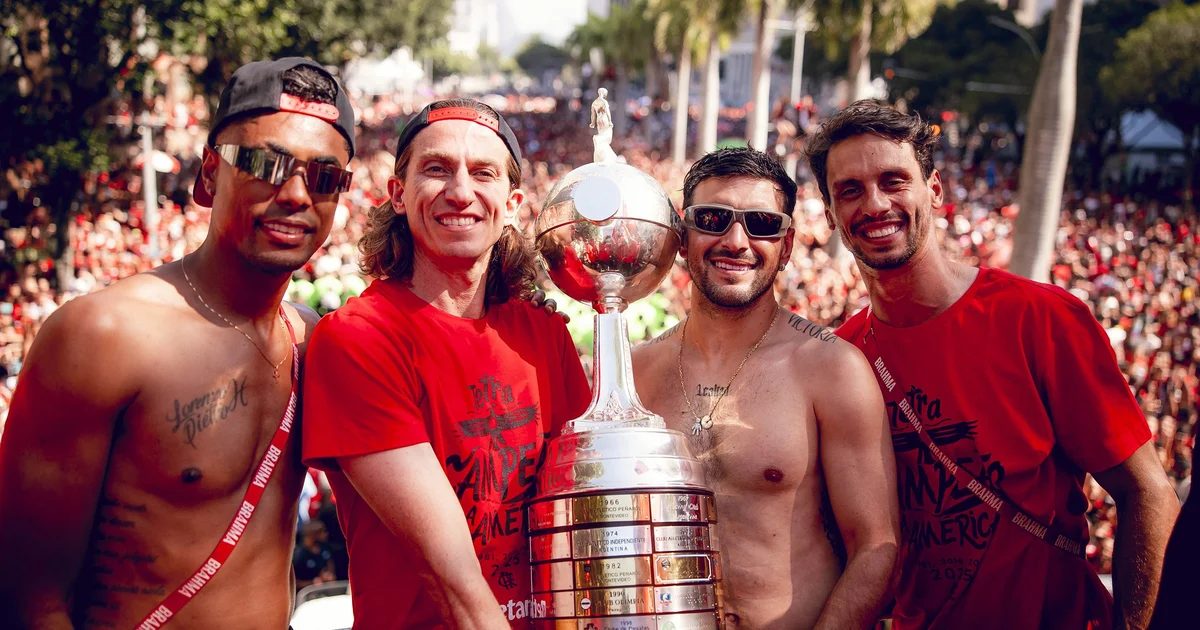 Ilustração editorial de zagueiro veterano saindo do estádio ao pôr do sol, torcedores aplaudem; atmosfera de despedida e legado.