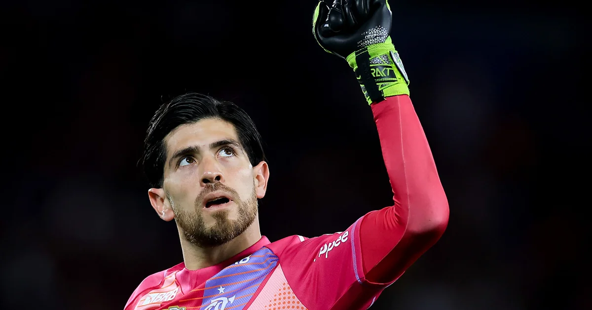 Goleiro ídolo anônimo diante da torcida rubro-negra em estádio iluminado, atmosfera heroica, cores vermelho e preto.
