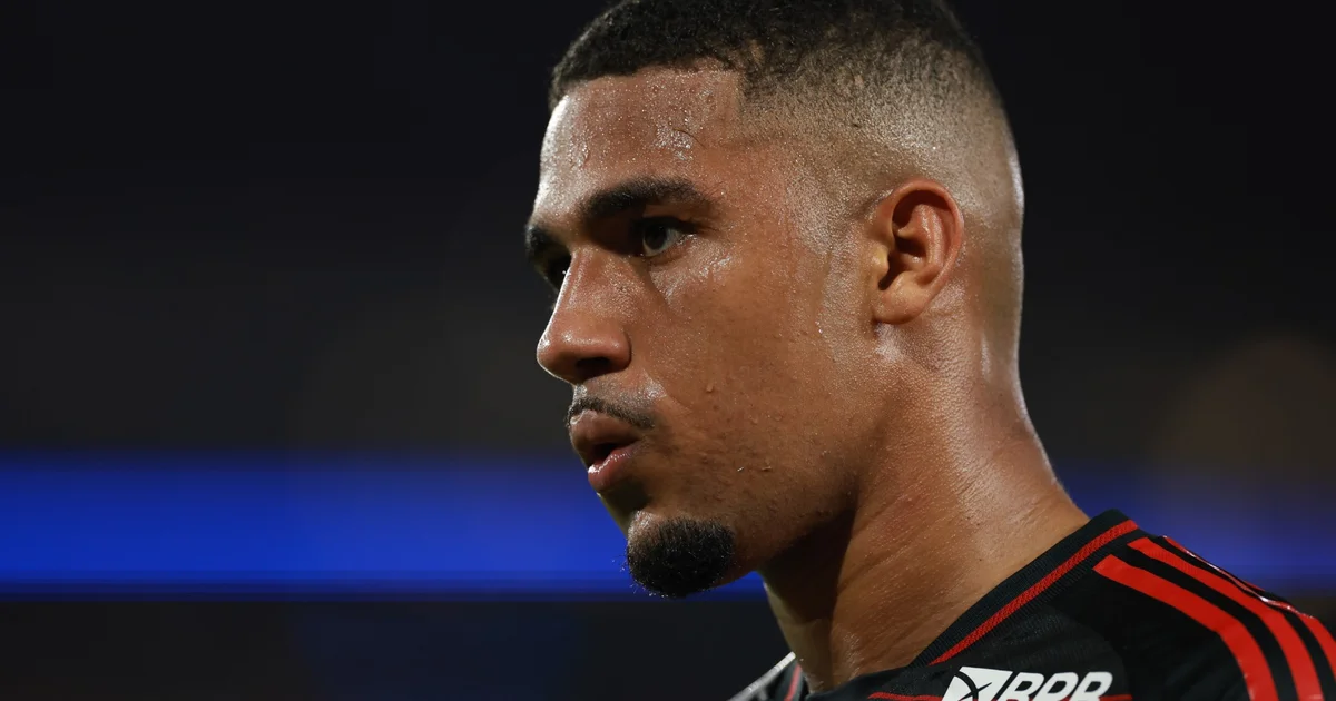 Ilustração editorial: atacante brasileiro genérico correndo em estádio, cena de negociação de transferência em sala, torcida dividida ao fundo.